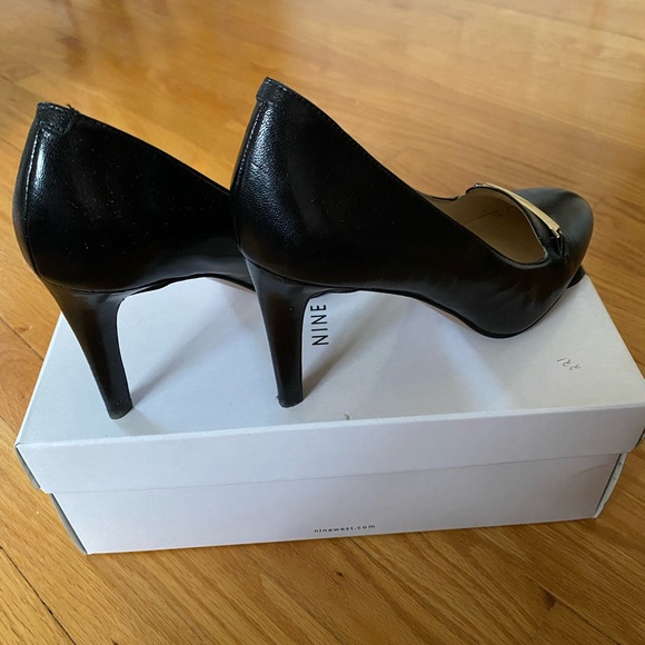 NEW WITH BOX NEVER WORN BLACK AND GOLD NINE WEST HEELS🖤💫 - Picture 2 of 5